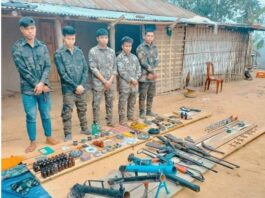 বিপুল অস্ত্র গোলাবারুদসহ পাঁচ সন্ত্রাসী আটক