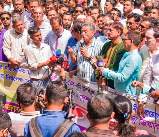 জনগণ থেকে বিচ্ছিন্ন হয়ে সরকার অন্য খেলায় নেমেছে : খসরু