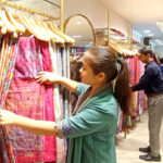 ফ্যাশন হাউসগুলোতে বাড়ছে কেনাকাটা