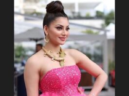 ‘গিরগিটি’ নেকলেস পরে আলোচনায় উর্বশী