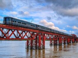 মিলছে না ফেরির ইজারাদার বিলম্বিত হচ্ছে সেতু সংস্কার