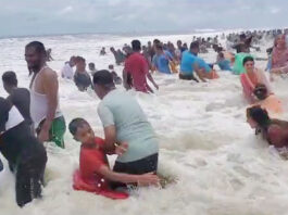 উত্তাল সাগরে ঝুঁকি নিয়ে গোসল করছেন পর্যটকরা