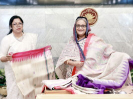 কলাগাছের তন্তুর ‘কলাবতী শাড়ি’ শেখ হাসিনার হাতে