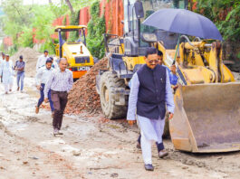 সেপ্টেম্বরের মধ্যে বিমানবন্দর এলাকার সড়ক সংস্কার চান মেয়র