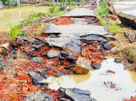 চকরিয়ায় সড়ক ভেঙে তছনছ