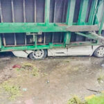 কন্টেইনারে চাপা পড়ল গাড়ি, বেঁচে আছেন ৫ আরোহী