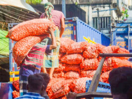 পেঁয়াজের বাজার আবার চড়া