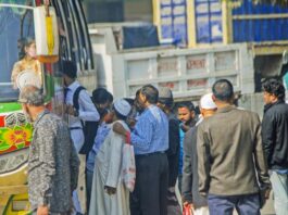 গ্যাস সংকট : গণপরিবহন কম থাকায় যাত্রীদের ভোগান্তি