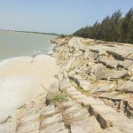 বাঁশখালীর উপকূলে অরক্ষিত বেড়িবাঁধ