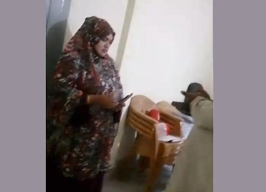 কর্মকর্তার ঘুষের টাকা গুনে নেন অফিস সহকারী মমতাজ