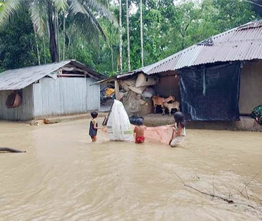 বাঁশখালীতে বর্ষণ-পাহাড়ি ঢলে বসত ভিটা নিমজ্জিত