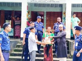 কাপ্তাই থানা পুলিশের ত্রাণ সামগ্রী বিতরণ