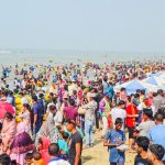 কক্সবাজারে পর্যটকের উপচে পড়া ভিড়