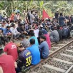 গাজীপুরে শিক্ষার্থীদের রেললাইন অবরোধ, ঢাকা-রাজশাহী ট্রেন চলাচল বন্ধ