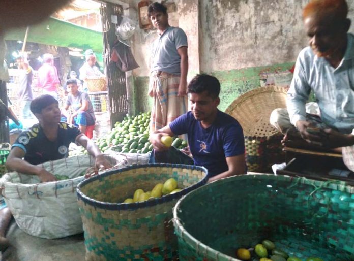 আড়তেই মধ্যেই লেবু বিক্রি করছেন ব্যবসায়ীরা