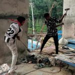 এস এস খালেদ রোডে ভাঙা হচ্ছে নকশা বহির্ভূত ভবন