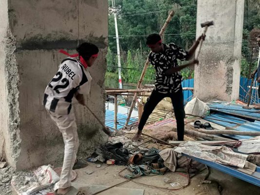 এস এস খালেদ রোডে ভাঙা হচ্ছে নকশা বহির্ভূত ভবন