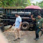 রাজস্থলীতে চাল বোঝাই ট্রাক নিয়ন্ত্রণ হারিয়ে খাদে