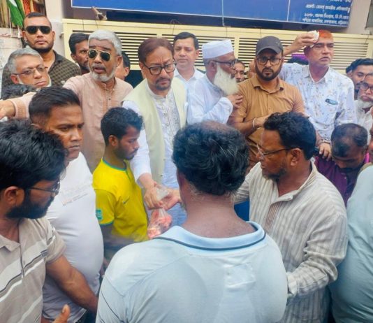 চট্টগ্রাম সিটি মেয়রের উদ্যোগে দুঃস্থদের মাংস বিতরণ