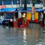 চট্টগ্রামে টানা বৃষ্টিতে চকবাজার-বাকলিয়া-মুরাদপুর-আগ্রাবাদসহ বেশ কিছু এলাকায় হাঁটু পানি