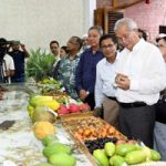 রাজধানীর বেইলি রোডে পাহাড়ি ফল মেলার উদ্বোধন