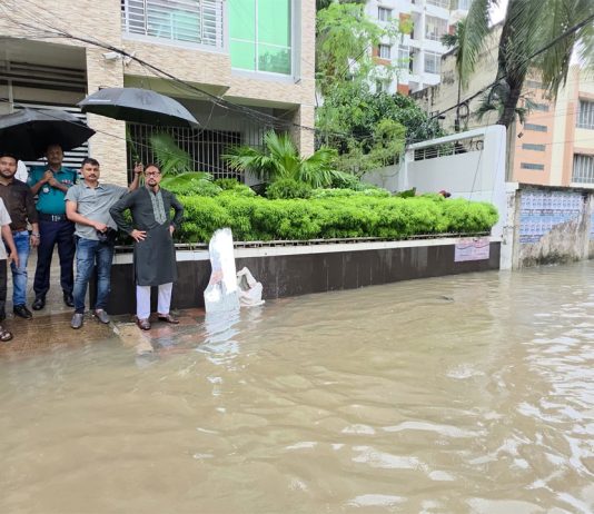 নগরের জলমগ্ন স্থানে জনগণকে সচেতন হতে বললেন চসিক মেয়র