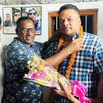 বিএনপি নেতার গলায় মালা পড়ালেন ওসি