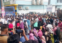 রোহিঙ্গা ক্যাম্পে শিক্ষকদের আন্দোলন : আটক ২০, থানা ফটকে বিক্ষোভ