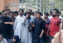 নুরের ওপর হামলা : সিএমপির ফটকে বিক্ষোভকারীদের অবস্থান