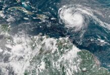 ঘণ্টায় ২৬০ কিলোমিটার বেগে ধেয়ে আসছে হ্যারিকেন অ্যারিন