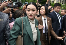 ক্ষমতাচ্যুত হলেন থাইল্যান্ডের প্রধানমন্ত্রী