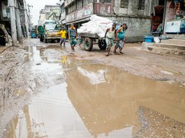 চাক্তাইয়ের বেহাল সড়কের কারণে ক্ষতিগ্রস্ত হচ্ছে পাইকারি ব্যবসা