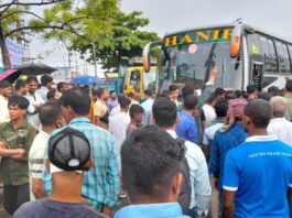 শাহ আমানত সেতুতে দীর্ঘ যানজট : বাস-মাইক্রোবাস কর্মীদের মারামারি,