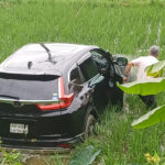 লোহাগাড়ায় প্রাইভেট কার নিয়ন্ত্রণ হারিয়ে ধানক্ষেতে