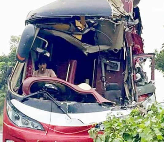 মীরসরাইয়ে দাঁড়িয়ে থাকা কাভার্ডভ্যানে বাসের ধাক্কা, একজন নিহত