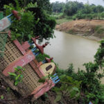 ফটিকছড়িতে ড্রেজার দিয়ে বালু উত্তোলন, নদীগর্ভে শতবর্ষী কবরস্থান