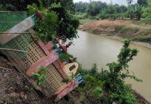 ফটিকছড়িতে ড্রেজার দিয়ে বালু উত্তোলন, নদীগর্ভে শতবর্ষী কবরস্থান