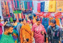 জমে উঠেছে পুজোর কেনাকাটা