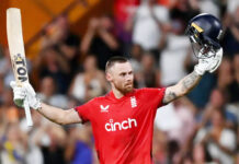 রেকর্ড তছনছ ইংল্যান্ডের ২০ ওভারে ৩০৪ রান!