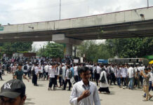 রাজধানীর তেজগাঁও সাতরাস্তা মোড়ে কারিগরি শিক্ষার্থীদের অবরোধ