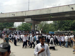 রাজধানীর তেজগাঁও সাতরাস্তা মোড়ে কারিগরি শিক্ষার্থীদের অবরোধ