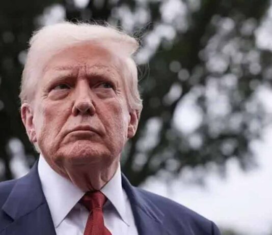 রাজনৈতিক প্রতিপক্ষদের বিচারের মুখোমুখি করতে চাপ দিচ্ছেন ট্রাম্প