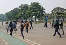 সংসদ এলাকায় পুলিশের সঙ্গে ‘জুলাইযোদ্ধাদের’ ধাওয়া-পাল্টা ধাওয়া