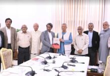 জুলাই জাতীয় সনদ বাস্তবায়নের সুপারিশমালা প্রধান উপদেষ্টার কাছে হস্তান্তর