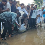 সড়কে মাছের পোনা ছেড়ে হাসনাত আবদুল্লাহর প্রতিবাদ