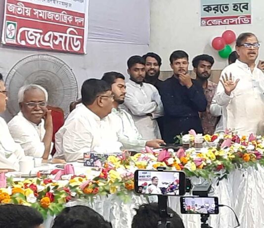 দেশ ‘বিরাট সংকটে’, উদ্ধারের ‘ক্ষমতা নেই’ সরকারের: মান্না