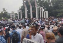 শাহবাগে অবরোধের প্রস্তুতি, শহীদ মিনারে বিপুলসংখ্যক শিক্ষকের অবস্থান