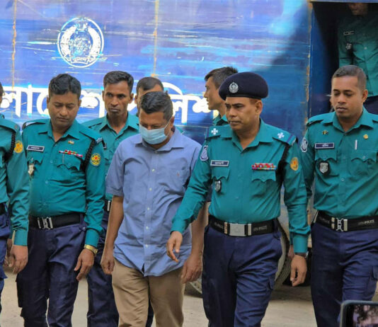 মাথা নিচু করে ট্রাইব্যুনালে ঢুকলেন সাবেক আইজিপি আবদুল্লাহ আল-মামুন