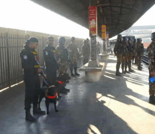 সেনাবাহিনীর অভিযানে চালের বস্তায় পিস্তল-ককটেলসহ আটক ৪