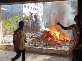 রাজধানীতে কার্যক্রম নিষিদ্ধ আওয়ামী লীগের কেন্দ্রীয় কার্যালয়ে আগুন দেওয়া হয়েছে